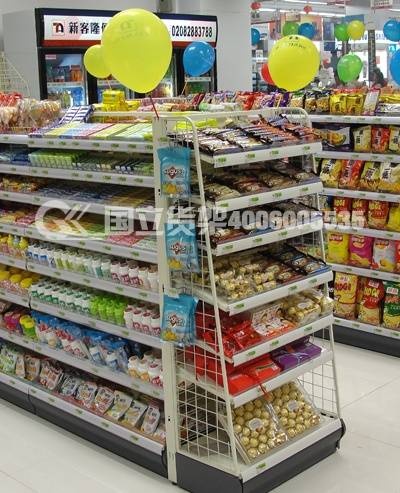 便利店零食貨架